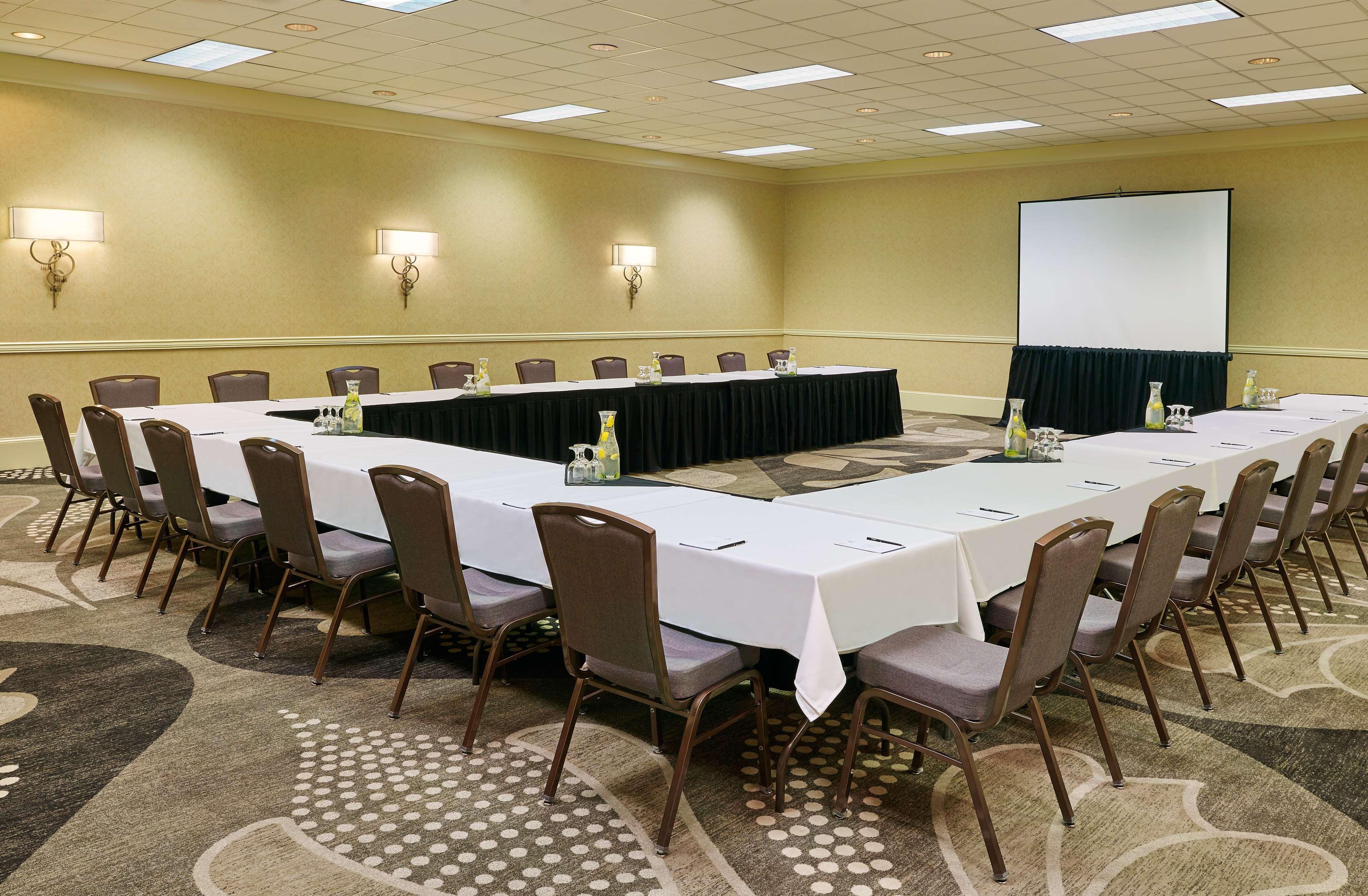 Hilton Kansas Airport Hotel 3*