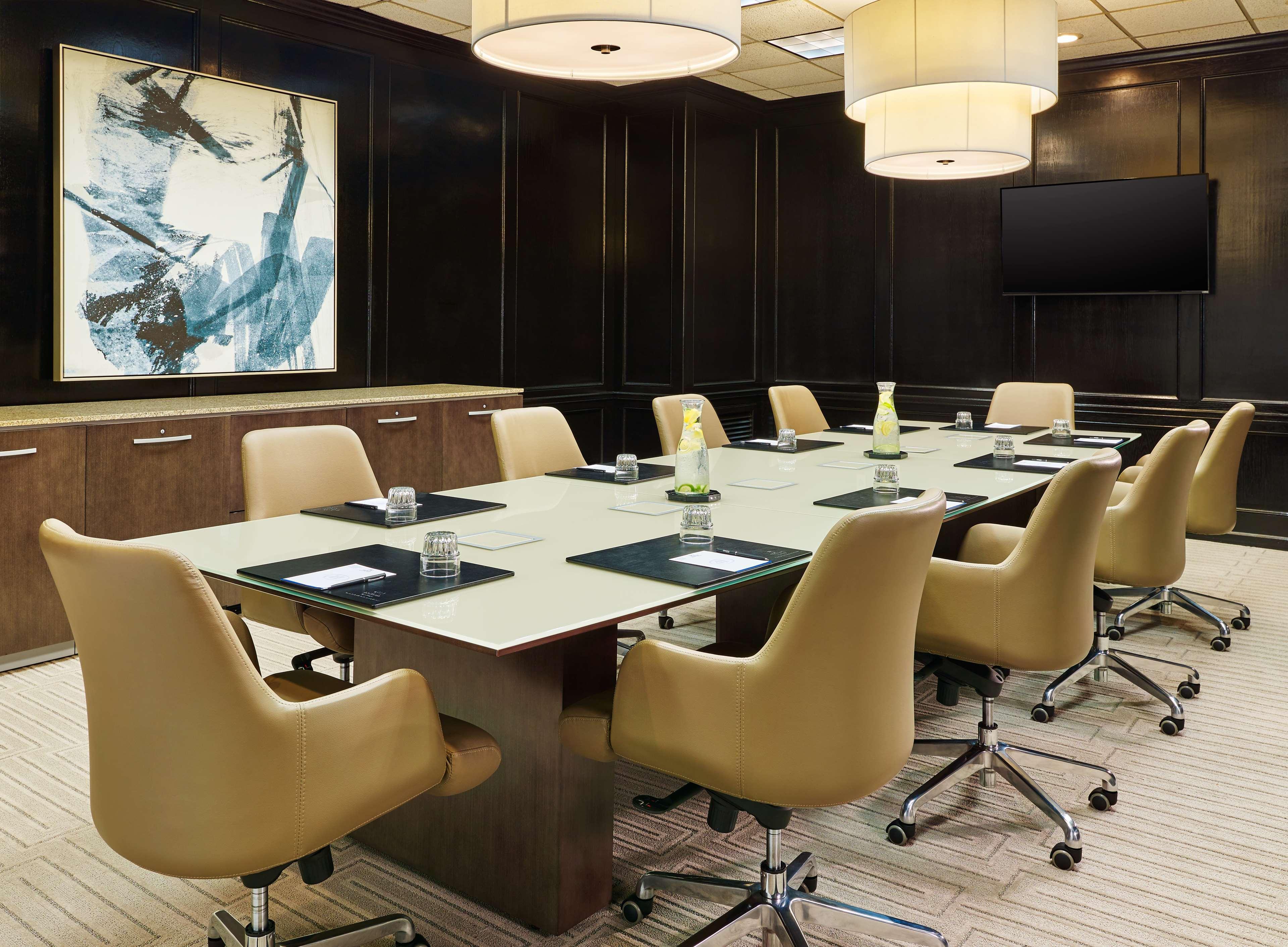 Hilton Kansas Airport Hotel 3*