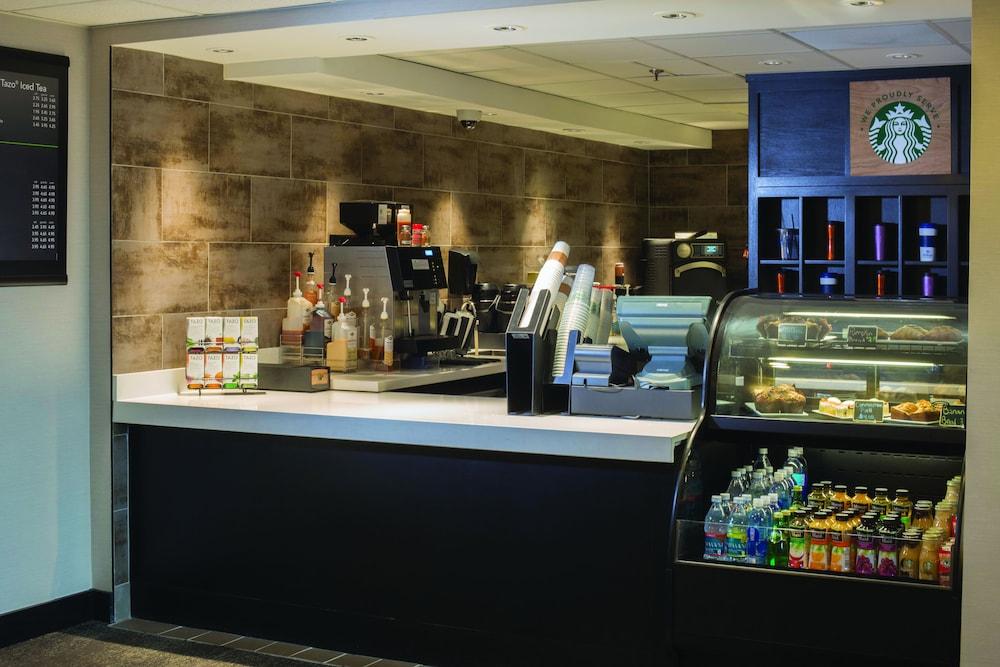 Hilton Kansas Airport Hotel 3*