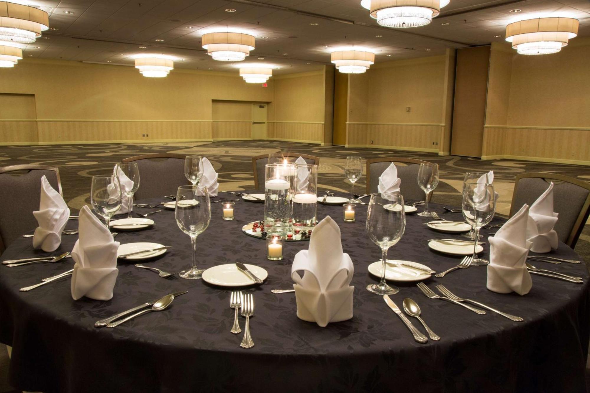 Hilton Kansas Airport Hotel 3*